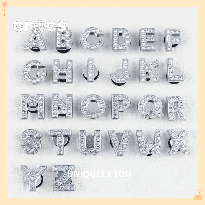 CROCS จระเข้ จิ๊บบิทซ์ หัวเข็มขัดโลหะรองเท้าตัวอักษรเพชร ก-Z 0-9 รูอุปกรณ์เสริมรองเท้า ใหม่ดิจิตอลโลหะหัวเข็มขัดรองเท้า