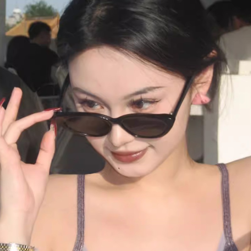 Roselife Vintage Sweet Cool สามเหลี่ยม Cat Eye ป้องกันรังสีสีดําแว่นตากันแดด Unisex สําหรับผู้หญิงผู้ชายแฟชั่น UV400 ป้องกันเลนส์แว่นตาวันหยุดแว่นตา OOTD เครื่องประดับ ราคา ถูกที่สุด ดีลบีเคเค แกลเลอรีภาพที่ 3