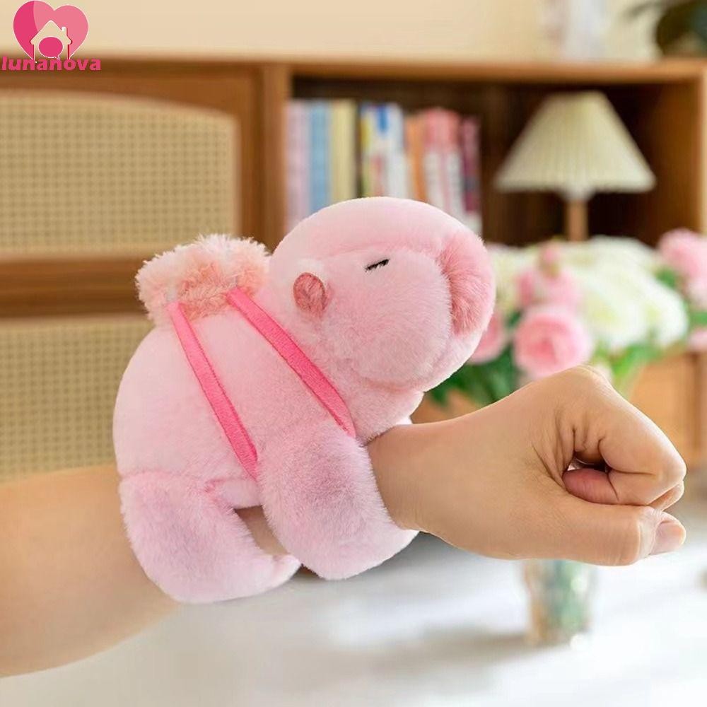 Lunanova ตุ๊กตาตุ๊กตาสร้อยข้อมือตบ,ข้อมือสไตล์สีชมพู Capybara Slap สร้อยข้อมือชุด,ตุ๊กตาสัตว์นุ่มจําลองตุ๊กตาน่ารัก Capybara ตุ๊กตาสายรัดข้อมือตกแต่งบ้าน