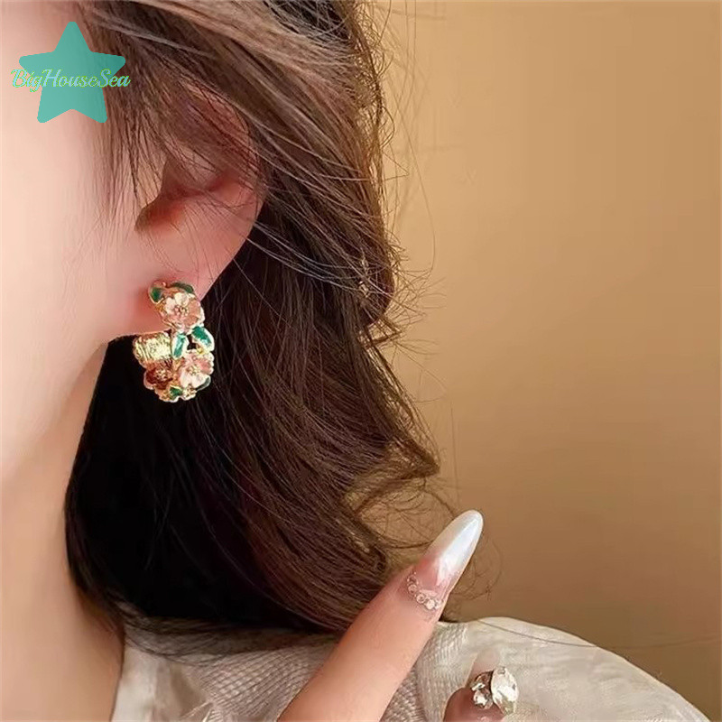 [BigHouseSea] 1 คู่โรแมนติกประณีตหยดเคลือบดอกไม้ต่างหูสตั๊ดรูปตัว C สําหรับผู้หญิงสาวต่างหูระดับไฮเอนด์ของขวัญเครื่องประดับใหม่ - รูปที่ 4