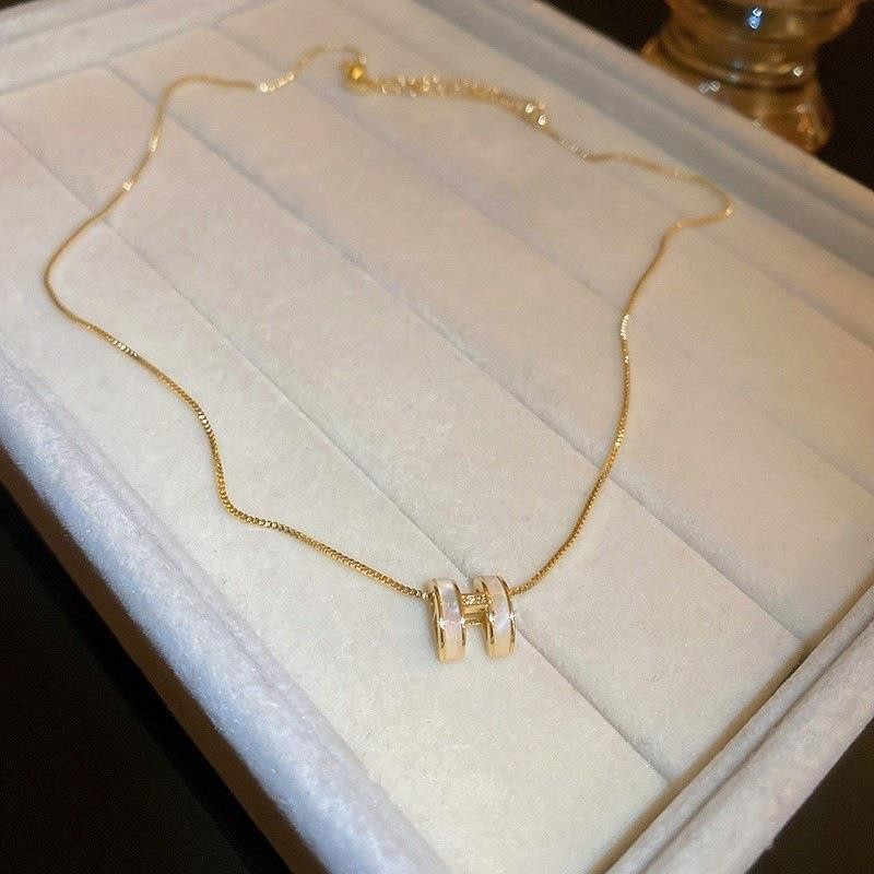 สร้อยคอไทเทเนียมเหล็กชุบ 18K ทองแท้ Fritillary H จี้ตัวอักษร Clavicle Chain