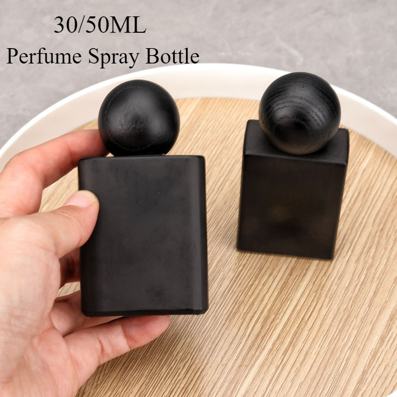 30มล 50มล ที่ว่างเปล่ารีฟิลขวดสเปรย์น้ําหอมแบบพกพาเคลือบสีดําแก้วสี่เหลี่ยมตัวอย่างฝาไม้