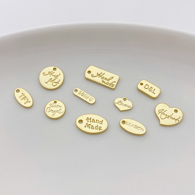 14K Gold-Packed สี Retention Silver แท็กภาษาอังกฤษ Letter Love จี้ขนาดเล็ก Handmade diy สร้อยข้อมือสร้อยคอวัสดุอุปกรณ์เสริมขายส่งม