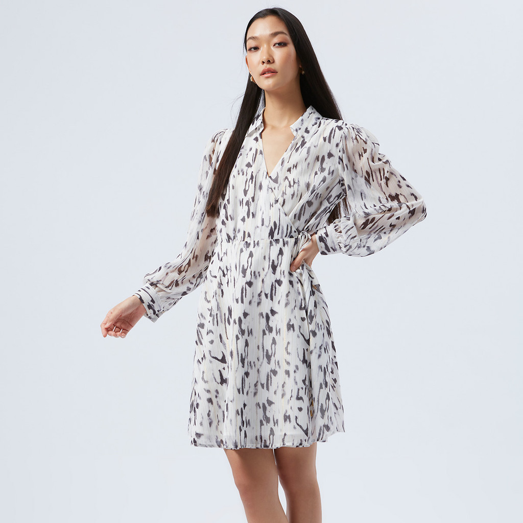 ffashion เดรสคอวีผ้าชีฟองลายเสือดาว ผู้หญิง ขาวตัดดำ | V-Neck Chiffon Dress in Leopard Print | 06306