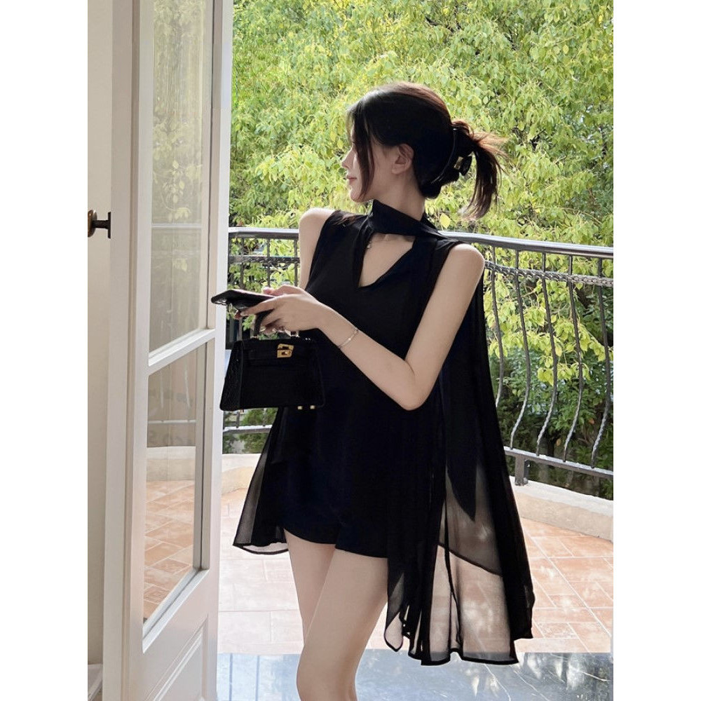เสื้อเชิ้ตชีฟองเปิดไหล่สีดำไม่สม่ำเสมอสำหรับผู้หญิงในฤดูร้อนดีไซน์เสื้อแขนกุดตาข่ายซีทรูเล็กน้อย