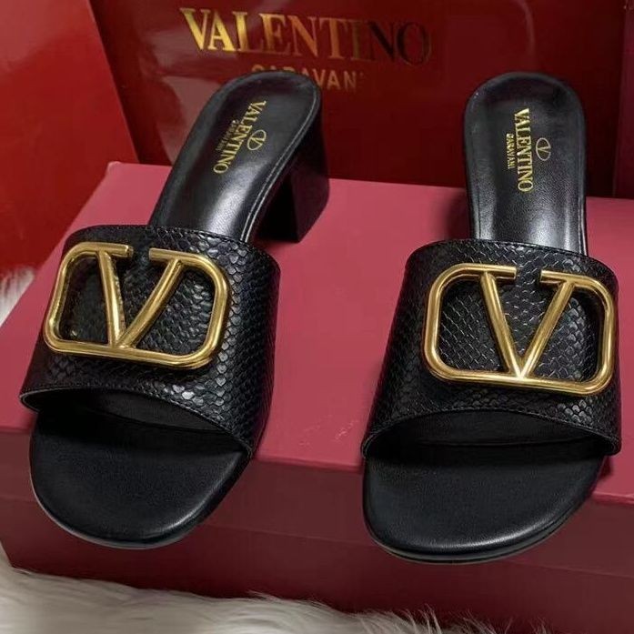 Valentino valentino 2023 รองเท้าแตะผู้หญิงสไตล์ใหม่รองเท้าส้นเตี้ยส้นกลางฮาร์ดแวร์สไตล์คนดังนําเข้า 