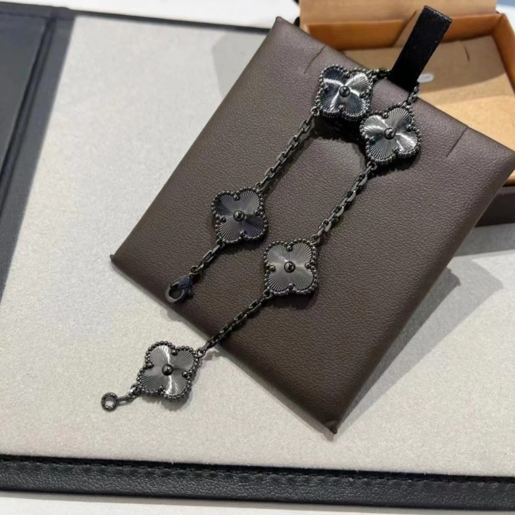 สร้อยข้อมือแห่งโชคสามใบเถาชุบด้วยทองคำไทเทเนียมสีดำนักรบดำสร้อยข้อมือไม่จำกัดเพศ