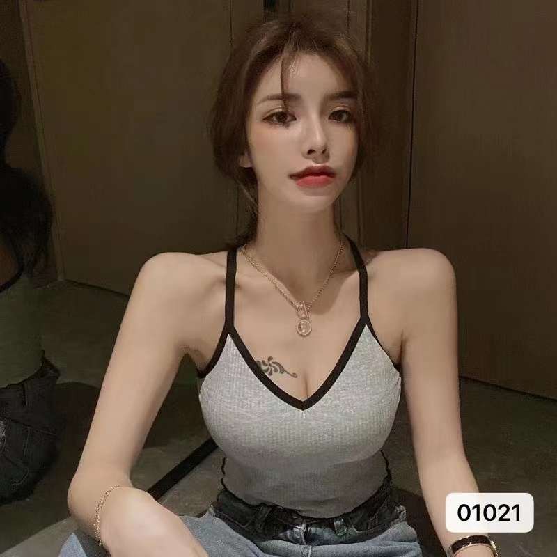 Pure Hot Girls เสื้อสายเดี่ยวถักสีตัดกันสำหรับผู้หญิงฤดูร้อนสไตล์หวานและเผ็ดคอวีเข้ารูปสั้นใส่ด้านใน