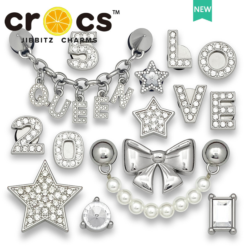jibbitz crocs charm หัวเข็มขัดโลหะเงินเพชร ตัวอักษรและตัวเลข DIY เพิ่มสไตล์แฟชั่นรองเท้า จิ๊บบิท ตัวติดรองเท้า crocs