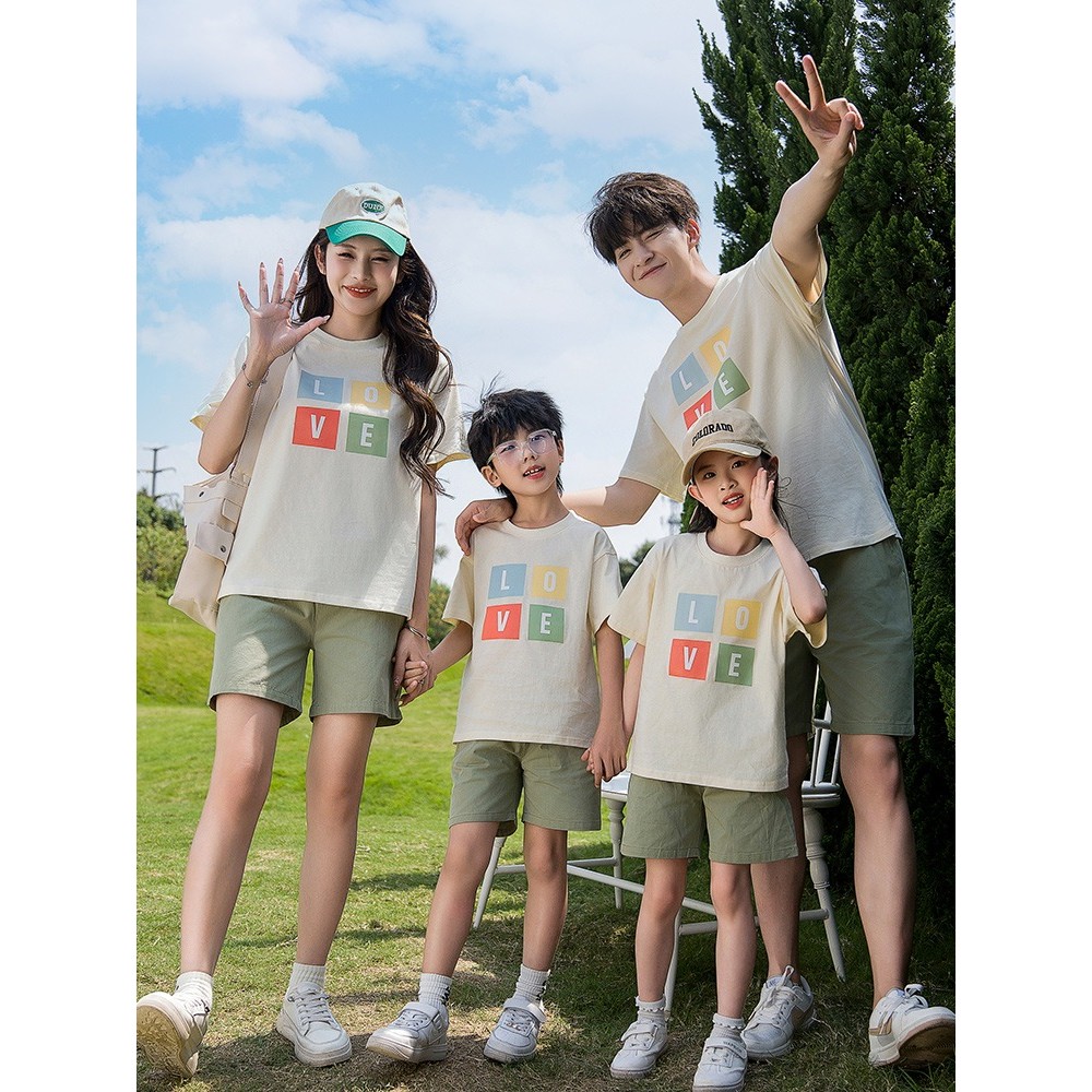 🔥พร้อมส่ง&COD🔥RINA STUDIO พ่อแม่และลูกสวมคู่พ่อแม่และลูกแขนสั้นทอดถนนจูบครอบครัว2025ฤดูร้อนสไตล์ใหม่พิมพ์ตัวอักษรสั้น