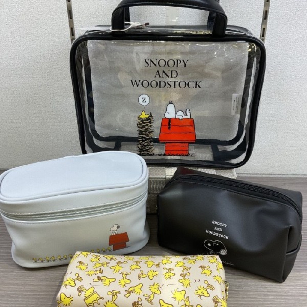 🌷 คอลเลคชั่นใหม่ ชุดกระเป๋าใส่ของใช้ Snoopy Peanuts งานช็อปญี่ปุ่น ในเซตมี 4 แบบ แบบใสขนาด 27×19×9 c