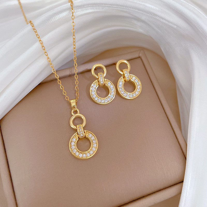 สร้อยคอไทเทเนียมเหล็กชุบ 18K ทองแท้เพชรเต็ม Interlocking จี้ Clavicle Chain เครื่องประดับสุภาพสตรี