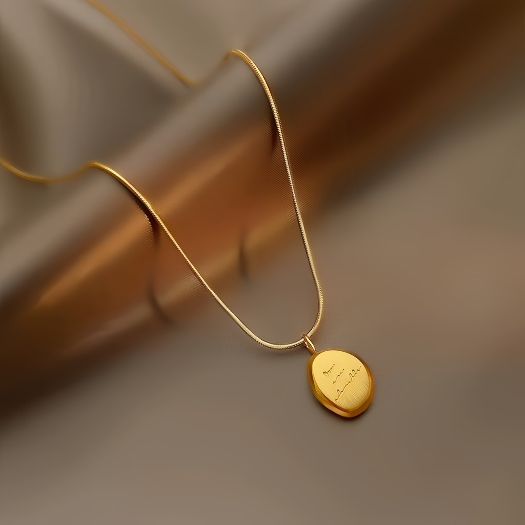 Golden Adzuki Doudou ตัวอักษรยี่ห้อสร้อยคอเหล็กไทเทเนียม 18K Gold-Plated หรูหราประณีต Clavicle Chain Non-F