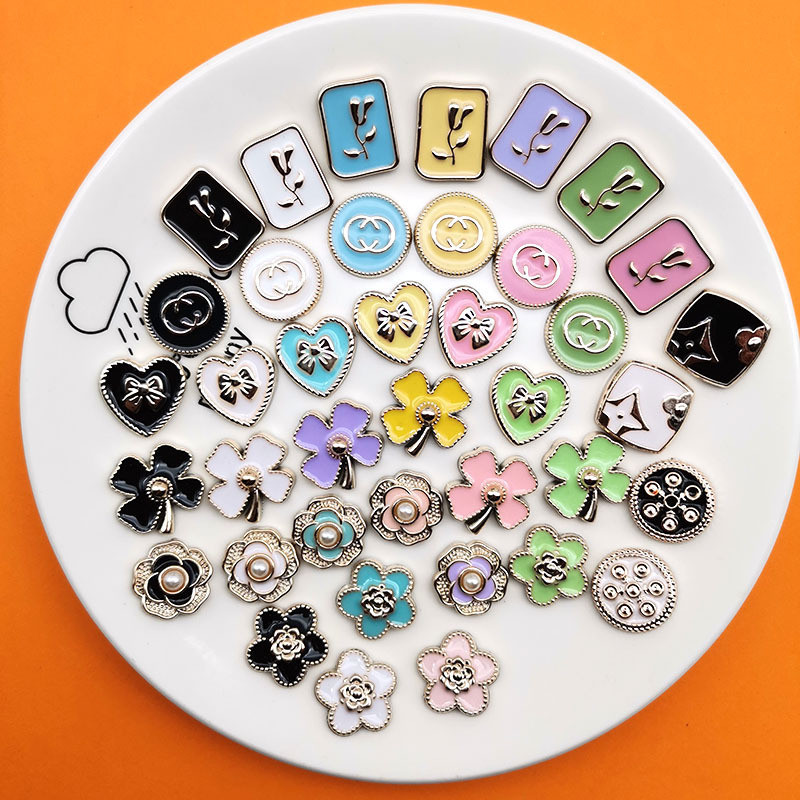 Croc เรซิ่นคริสตัล Camellia Four Leaf Clover แฟชั่นดอกไม้ Jibz ปุ่ม Pins DIY ชุดรองเท้า Charm 1 ชิ้น