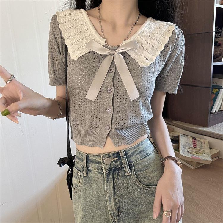 Maze⭐️พร้อมส่ง⭐️เสื้อคาร์ดิแกนถักแขนสั้นแต่งโบว์ระบายคอสุดหรูผ้านิ่มนุ่มสวมใส่สบาย(X029) ราคา ถูกที่สุด ดีลบีเคเค แกลเลอรีภาพที่ 2