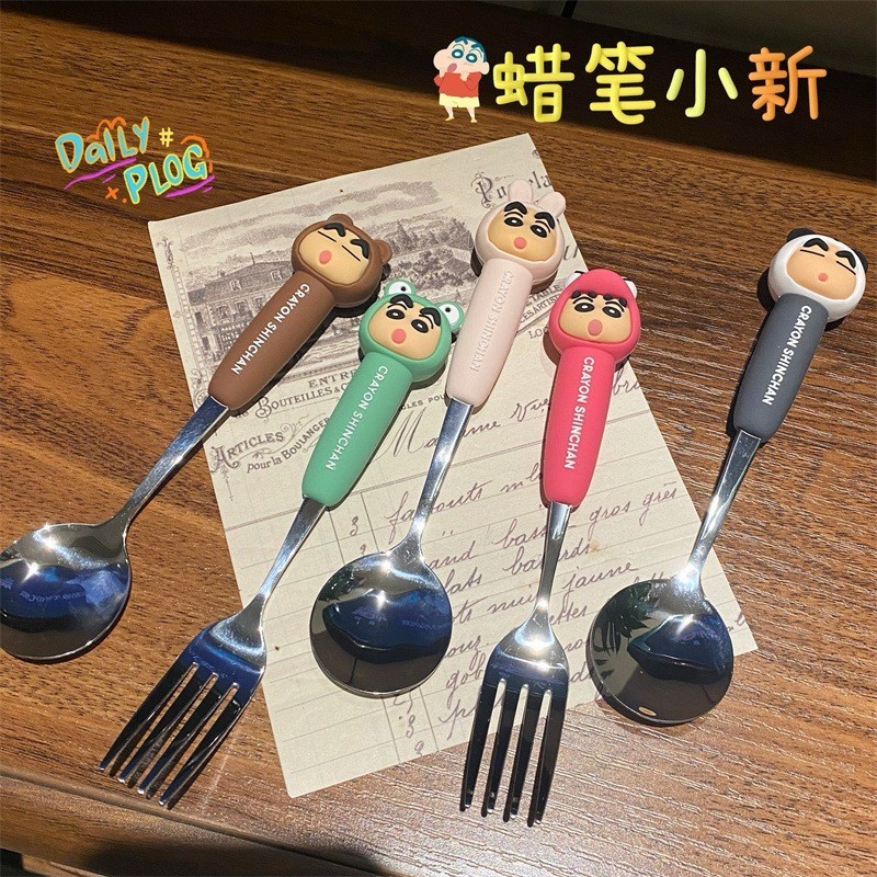 Crayon Shin ชุดช้อนและส้อมสแตนเลสการ์ตูนบนโต๊ะอาหารแบบพกพาสําหรับเด็กนักเรียน