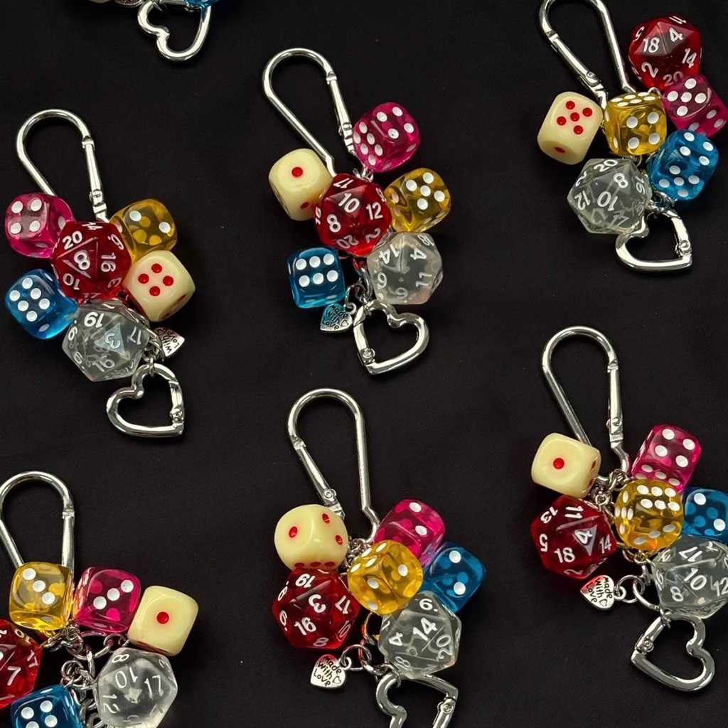 โชคชะตา ลูกเต๋าพวงกุญแจจี้สากลหัวเข็มขัดย้อนยุครถพวงกุญแจกระเป๋าแขวนส่วนบุคคลอินเทรนด์การจับคู่สีอุปกรณ์เสริม