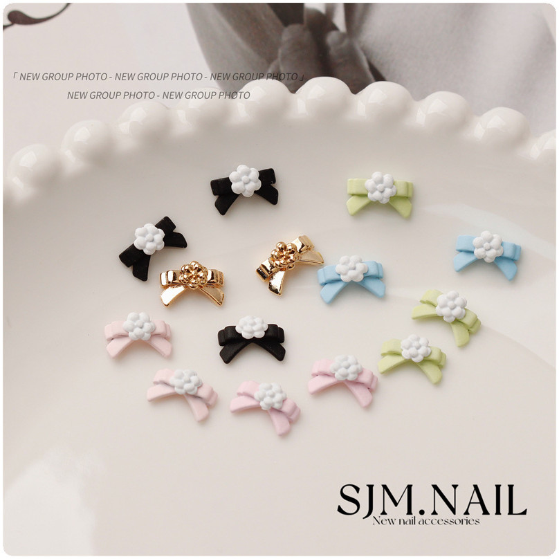 2 ชิ้นชุดเล็บญี่ปุ่นเพชรเครื่องประดับสีสเปรย์ผูกโบว์ ดอกเคมีเลีย ตกแต่งโลหะผสมโบว์สวมใส่เล็บ ทําเอง เล็บเครื่องประดับ