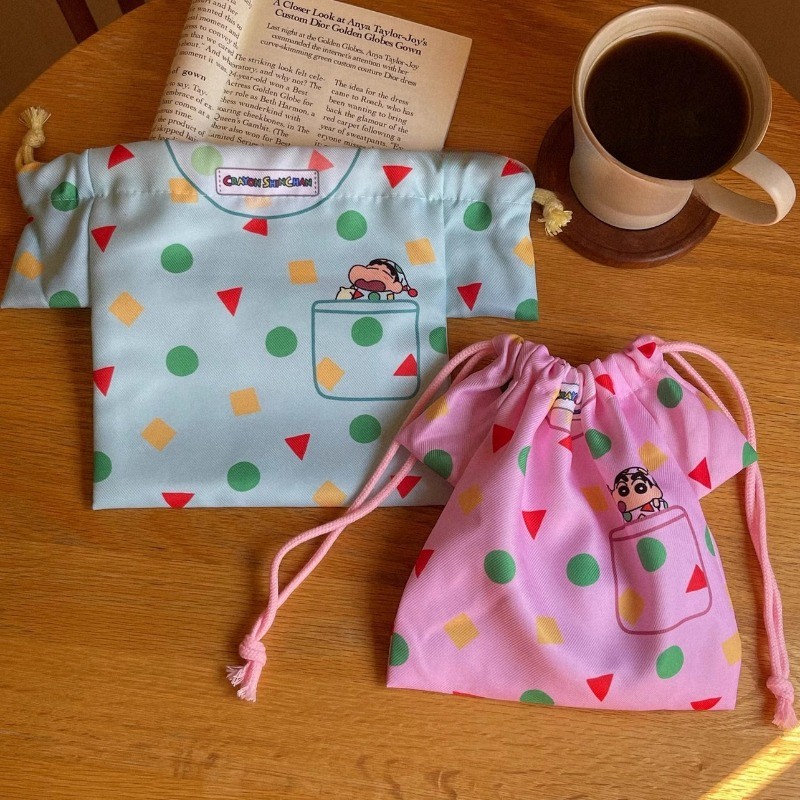 Kawaii Crayon Shin-Chan Drawstring กระเป๋าน่ารักการ์ตูน Y2K สาว Candy กระเป๋าแต่งหน้าเครื่องมือเก็บกระเป๋าแบบพกพาล้างกระเป๋า