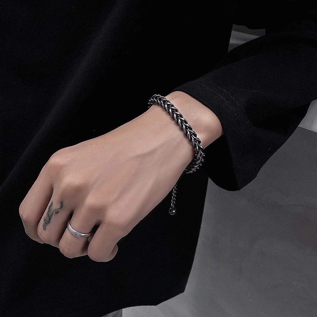 สร้อยข้อมือย้อนยุคเหล็กไทเทเนียมบุคลิกภาพของผู้ชายอุปกรณ์เสริมอเนกประสงค์ของขวัญคู่ที่เรียบง่าย