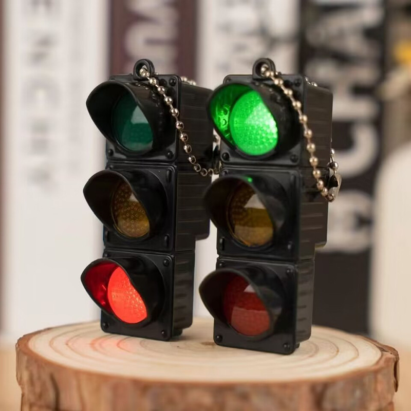 Creative LED ไฟจราจร Keychain พวงกุญแจรถโลหะผสมพวงกุญแจอเนกประสงค์ของเล่นพลาสติกสําหรับผู้หญิงผู้ชายเด็กใหม่พวงกุญแจ
