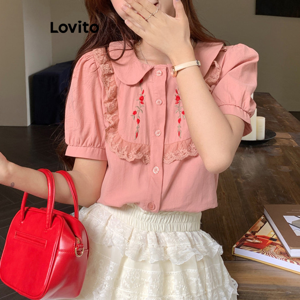 Lovito เสื้อเบลาส์ลำลอง สีพื้น แต่งลูกไม้ แต่งกระดุม เบลาส์ สำหรับสตรี LNA20096 (สีชมพู)