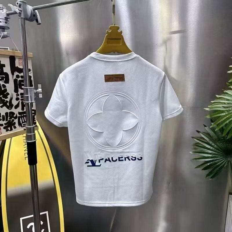 เสื้อผู้ชายแขนสั้น ดีไซน์ใหม่ รอบคอเนี้ยบ ทรงหล่อหรู เหมาะกับฤดูร้อน