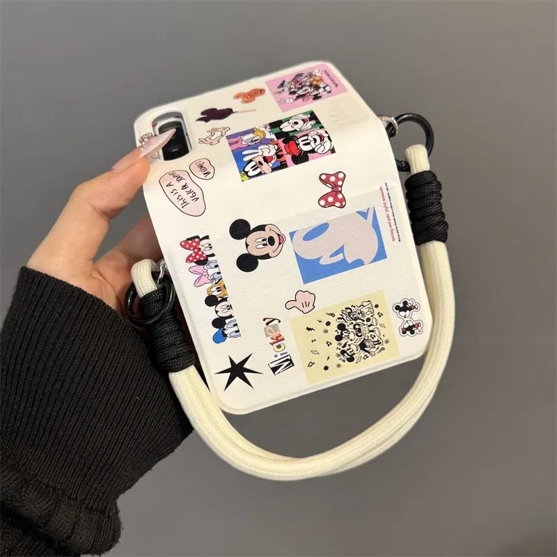 เคสโทรศัพท์ เหมาะสําหรับ Samsung Galaxy ZFlip7 การ์ตูนน่ารักมิกกี้ภาพประกอบสติกเกอร์สร้อยข้อมือเปลือกพับสําหรับ ZFlip 7 6 5 4 5G N3Flip MixFlip Lanyard ฝาครอบป้องกัน
