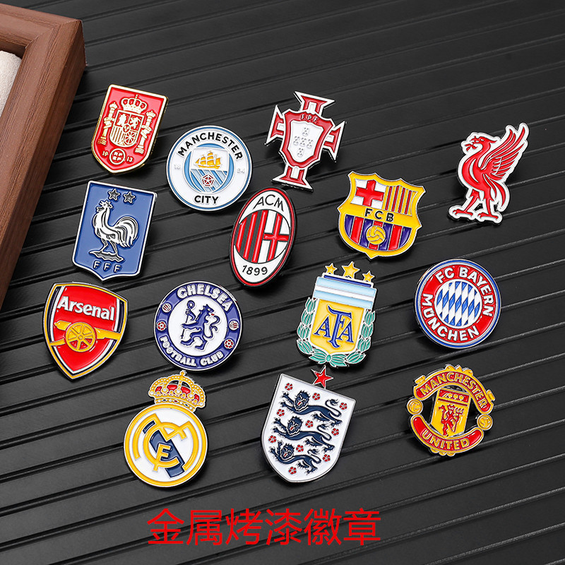 เข็มกลัดโลหะที่ระลึกจากสโมสรฟุตบอล Bayern Munich, AC Milan, Chelsea, และ Manchester United