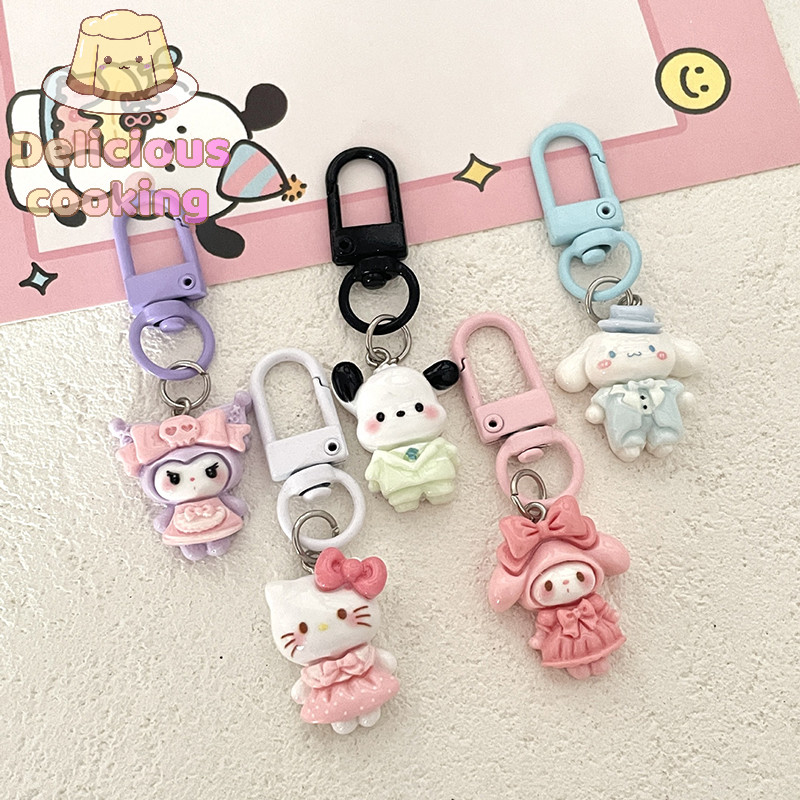 SANRIO [ทําอาหารอร่อย] กระโปรงสูท ซานริโอ อะนิเมะ สวัสดี คิตตี้ พวงกุญแจการ์ตูนอบเชยสุนัข คุโรมิ ทํานอง กระเป๋าจี้ของขวัญน่ารักอุปกรณ์กุญแจ [ใหม่]