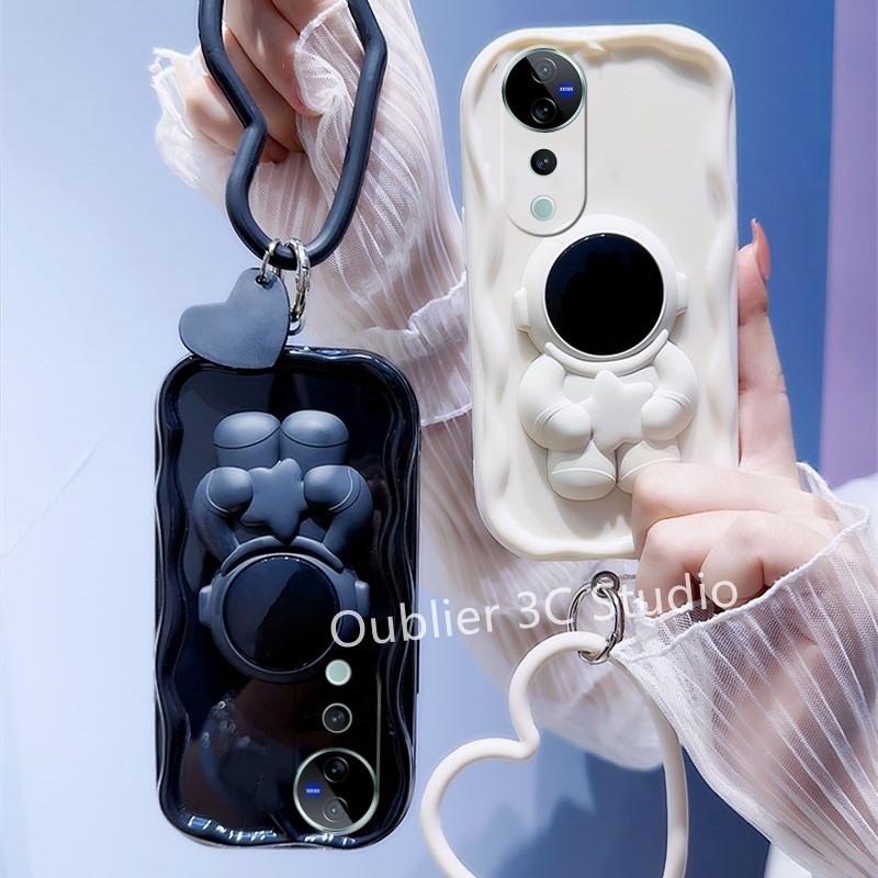 ปลอก เคส VIVO V40 Pro Y03t Y03 5G เคสโทรศัพท์ ดีไซน์ใหม่การ์ตูนเคลือบเงาครีมซิลิโคนอ่อนนุ่มปกกับนักบินอวกาศยืนสร้อยข้อมือรัก Case 2024