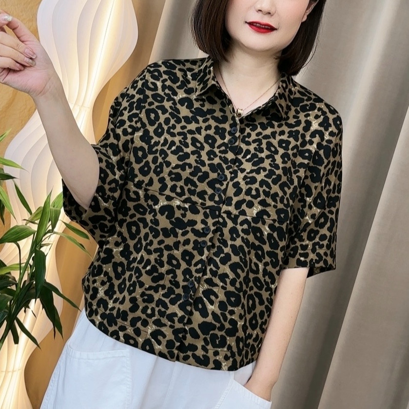 เสื้อเชิ้ตแขนสั้นอเนกประสงค์และมีสไตล์ใหม่ของผู้หญิงในช่วงฤดูร้อนหลวมและสลิมมิ่งลําลองบางด้านบน