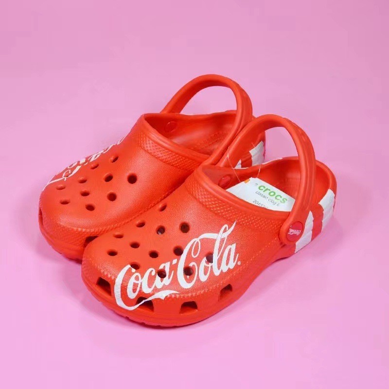 Crocs Coca-Cola รองเท้าหลุมแบรนด์ร่วม Krocs รองเท้าชายหาดแห้งเร็วกันลื่นน้ำหนักเบา