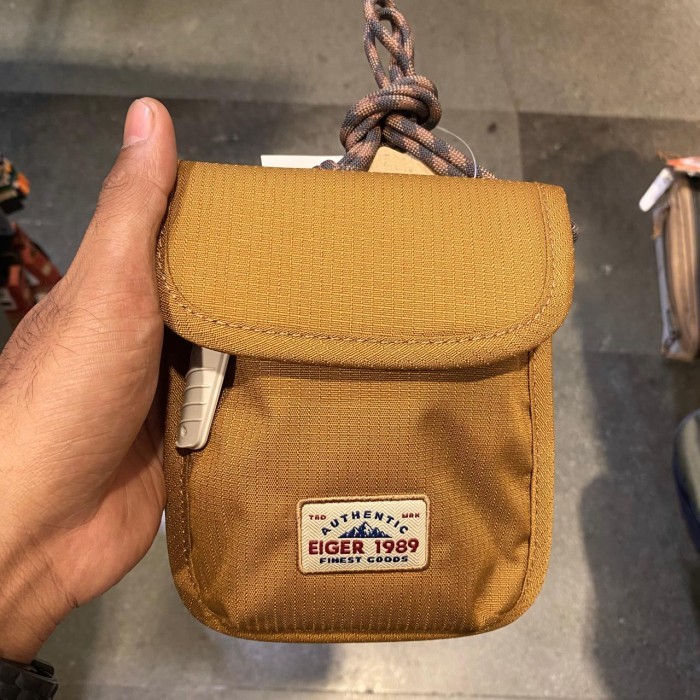 EIGER กระเป๋าสะพายข้างผู้หญิง SERIES HANG ON WALLET - สีน้ําตาล