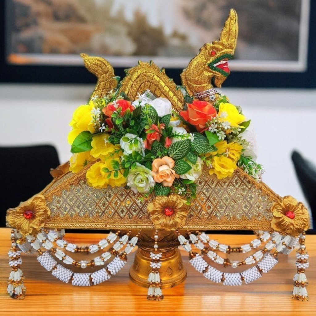 ครอบไตรพญานาค ยาวประมาณ22นิ้ว ประดับดอกไม้คละสี พรีเมี่ยม สวยงาม ใช้สำหรับงานบวช งานกฐิน(เฉพาะที่ครอบไตร) Nonp