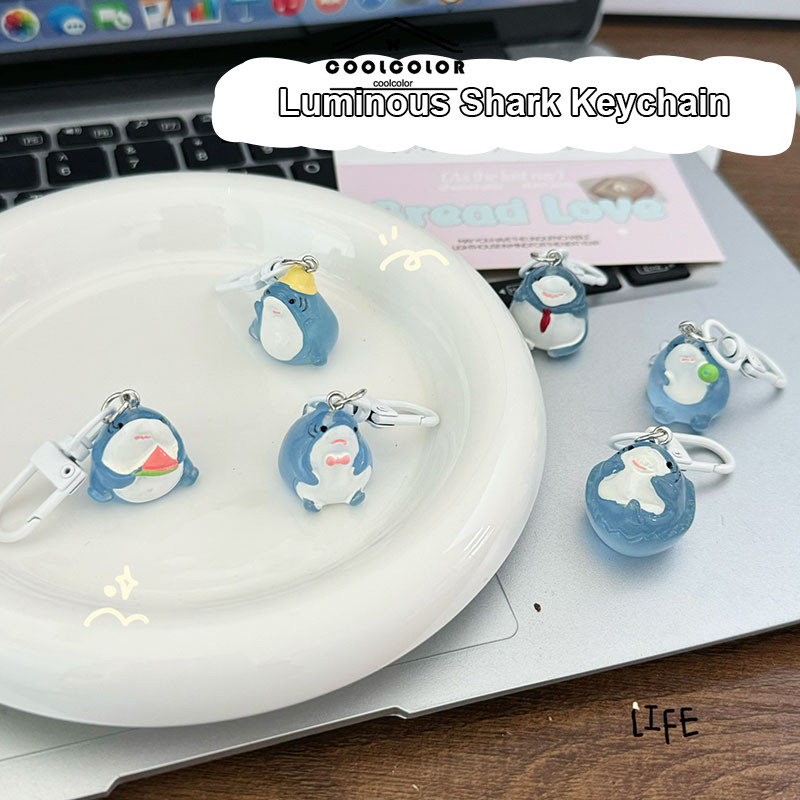 ในไทย💖พวงกุญแจ ฉลาม3Dจี้รูปการ์ตูนน่ารักเรืองแสงสําหรับตกแต่งกระเป๋าเป้สะพายหลังและนักเรียนของขวัญ