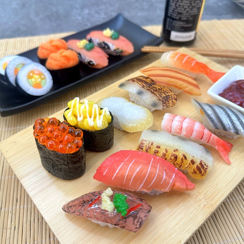 ตัวอย่างซูชิประดิษฐ์ปลอมเหมือนจริง Nigiri Onigiri ขนมรุ่นอาหารสําหรับ Home Party ตกแต่งแสดง Props