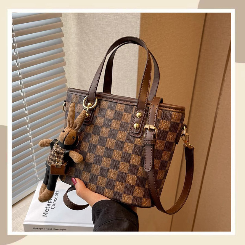 กระเป๋าถือสตรีกระเป๋าสะพายข้างลายหมากรุกพร้อมของขวัญสําหรับไม้แขวนเสื้อกระต่ายอ่อนเยาว์ BBStore