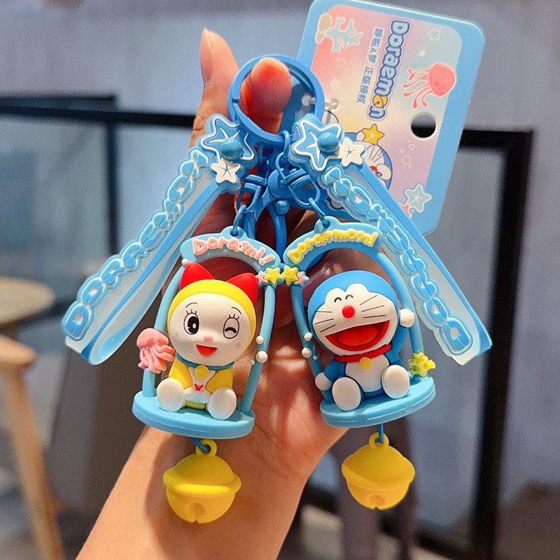 ของแท้โดราเอมอนแกว่งพวงกุญแจ/กระเป๋านักเรียนน่ารักจี้การ์ตูนของขวัญเล็กๆ