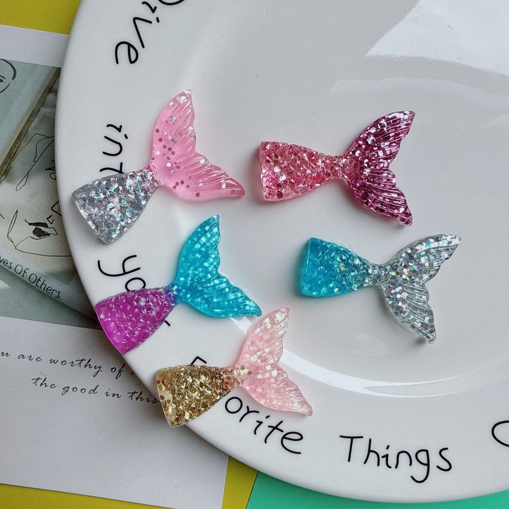 เครื่องประดับเรซิ่นและอุปกรณ์หางนางเงือก รวมถึงอีพ็อกซี่เคสสำหรับโทรศัพท์ มีมากกว่า 100 ชิ้น เพื่อสร้างสรรค์งานศิลปะบนเค้ก การ์ด รองเท้า กระเป๋า และของเล่น