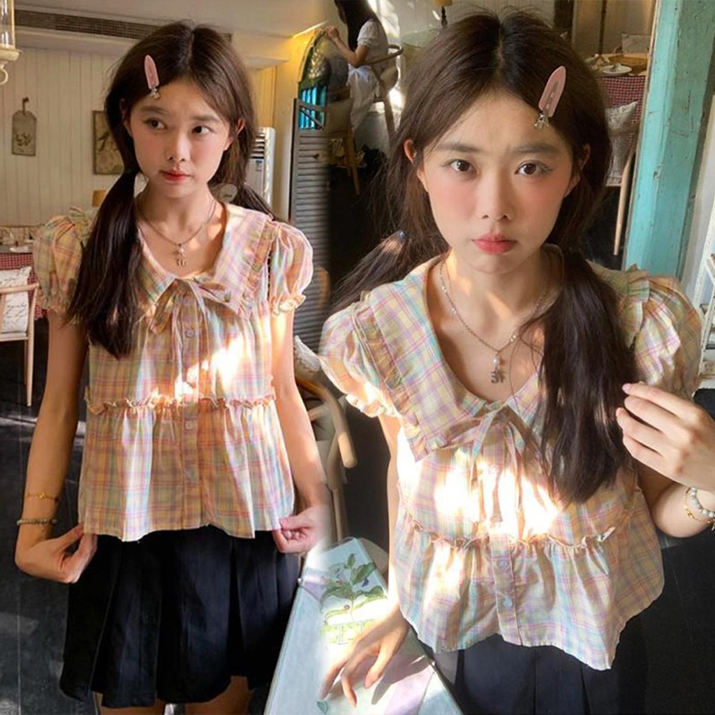 Chili Koko เสื้อเชิ้ตแขนสั้นลายสก็อตคอตุ๊กตา สไตล์หวานๆ น่ารัก เสื้อตัวสั้น เสื้อแขนพองสีชมพู W625