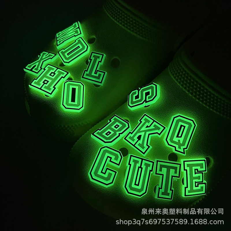 Jbbitz Crocs Buckle Charm Fluorescent Letter รองเท้าแตะแฟชั่นสําหรับเด็กอุปกรณ์เสริมรองเท้า