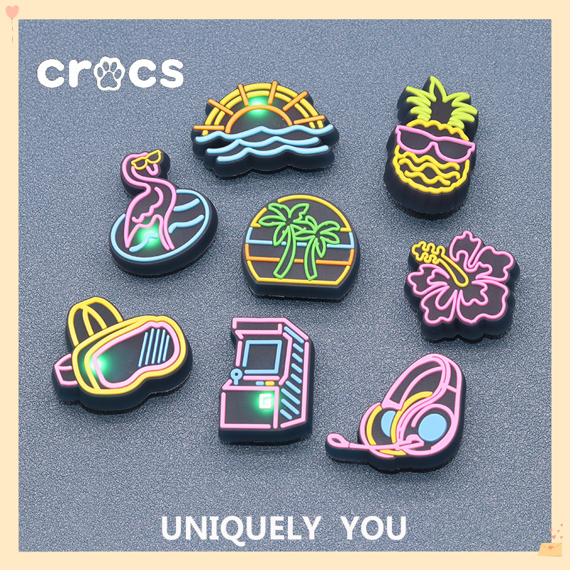 Crocs Jibbitz LED หัวเข็มขัดรองเท้าสับปะรดน่ารักกระพริบรองเท้าดอกไม้ charm Crocs ผลไม้ช่องส่องสว่างอุปกรณ์เสริมรองเท้า