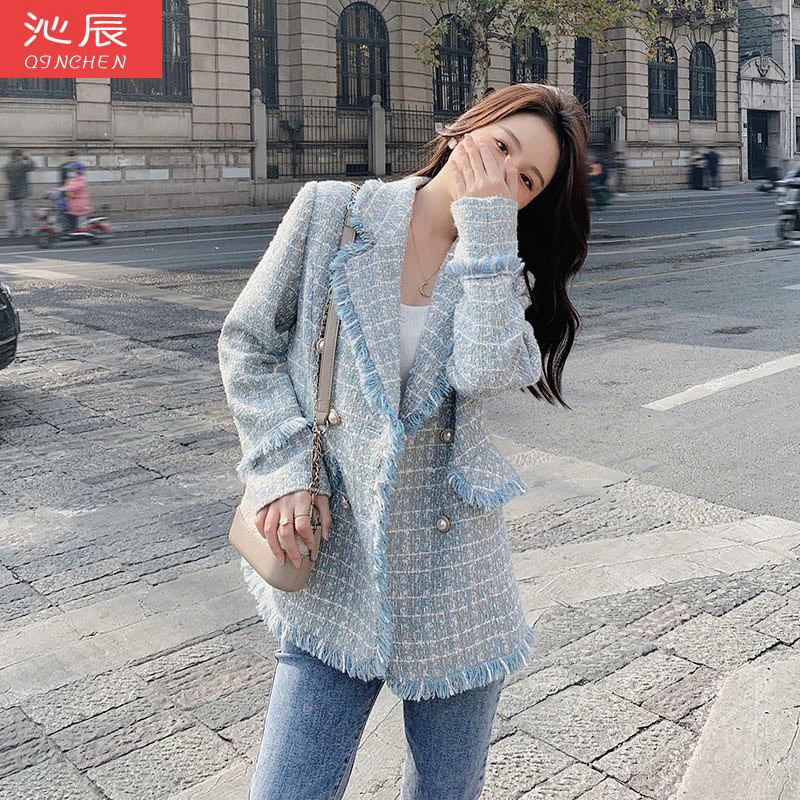 [ใหม่วันนี้] เสื้อสูทสไตล์ชาแนลสีฟ้าสไตล์ฝรั่งเศสผู้หญิงฤดูใบไม้ร่วงสไตล์ใหม่ผู้หญิงแฟชั่นลำลองกระดุมสองแถวแขนยาวคนตัวเล็กชุดสูท Houndstooth สไตล์เกาหลีอินเทรนด์