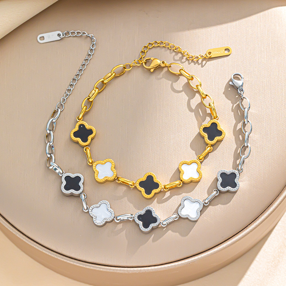 เวอร์ชั่นเกาหลีอินเทอร์เน็ตคนดังอารมณ์สีดําและสีขาวโคลเวอร์สร้อยข้อมือเหล็กไทเทเนียมเครื่องประดับสําหรับผู้หญิง