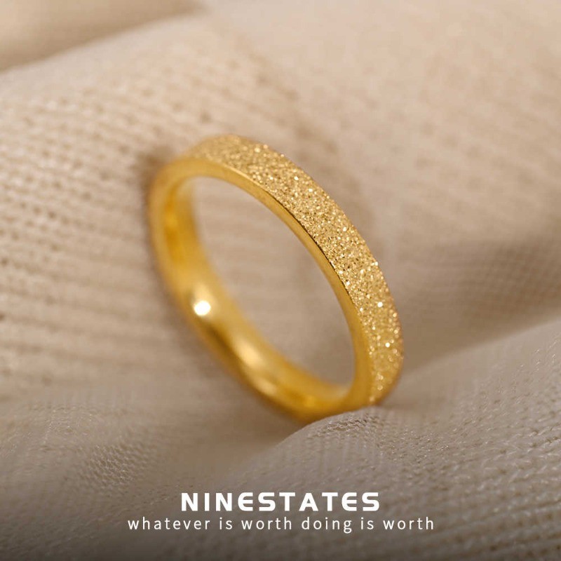 แหวน titanium สีฟ้าระยิบระยับเหมือนท้องฟ้าเต็มดาว 18K ไม่ซีดจาง มีลูกแก้วภายใน สำหรับขายส่งและของขวัญ