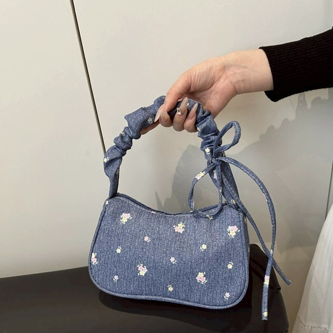 Lenira (B2434) กระเป๋าถือสะพายไหล่ลายยีนส์ดอกไม้+โบว์ใบเล็ก ปรับสายย่นน่ารัก - รูปที่ 4