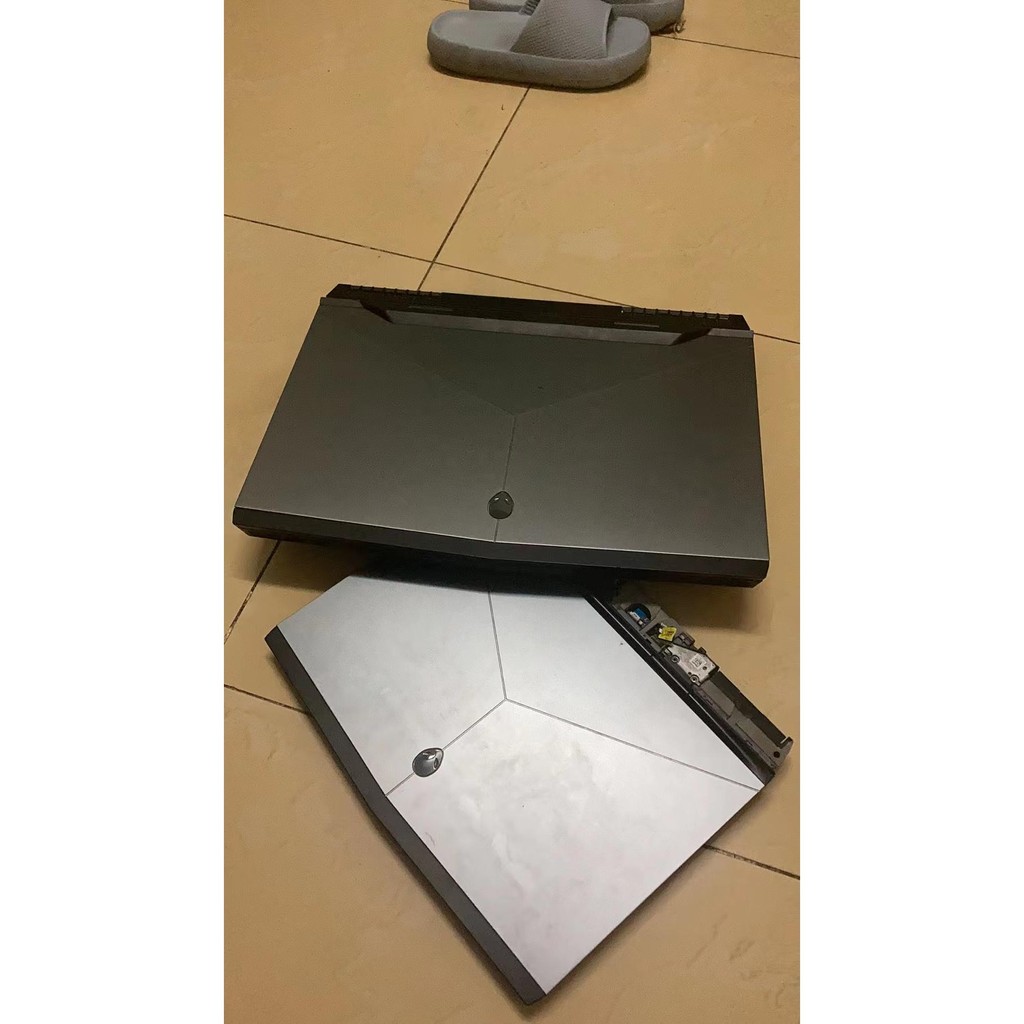 DELL DELL Alien Laptop Corpse มาถึงในบัญชีเศษการชาร์จสําหรับทดแทนเก่า