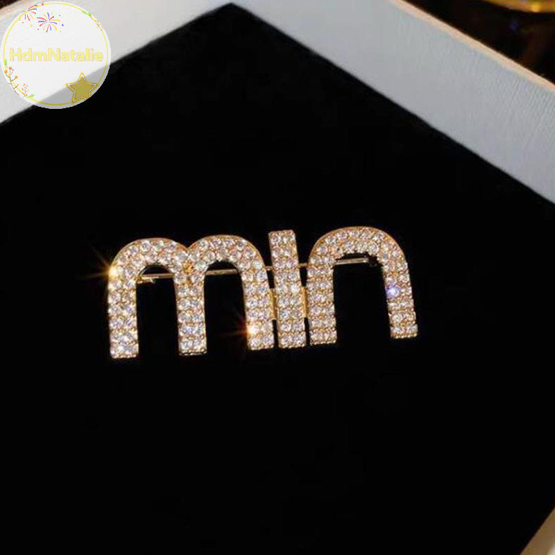 Hdmnatalie แฟชั่น Rhinestone Letter เข็มกลัด Pins สําหรับผู้หญิงเสื้อผ้าเครื่องประดับ Party Accessries ของขวัญ TH - รูปที่ 2