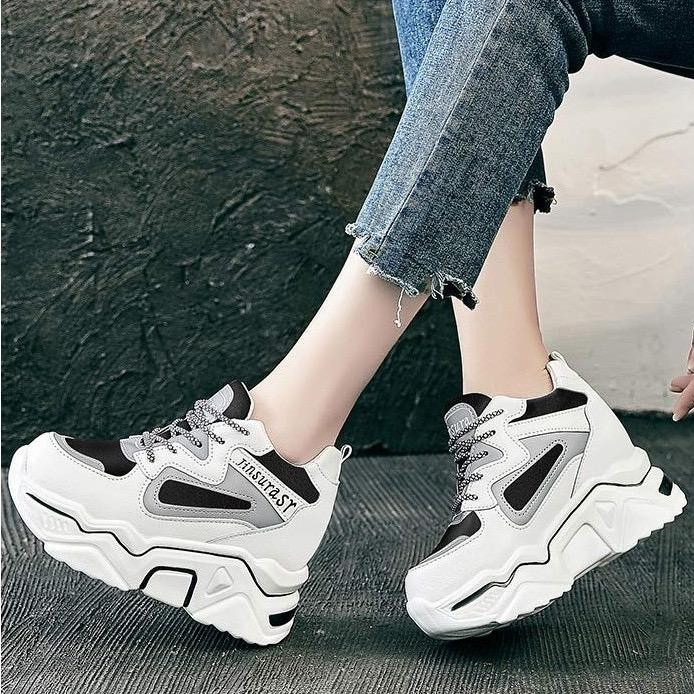 มาใหม่ Q125 รองเท้าเท่ๆรองเท้าผ้าใบผู้หญิงเสริมส้น รองเท้าผ้าใบแฟชั่น ส้น 8.ซม. มี 2 สีดำ/สีชมพู